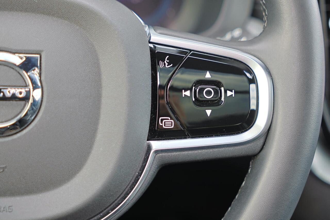 Volvo XC60 T6 Recharge AWD Ultra Black Edition - Panorama/schuifdak - IntelliSafe Assist & Surround - 360º Camera - Harman/Kardon audio - Adaptieve LED koplampen - Verwarmde voorstoelen & stuur - Parkeersensoren voor & achter - Elektr. bedienb. voorstoelen met geheu