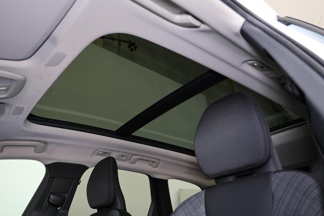 Volvo XC60 T6 Recharge AWD Core Bright - Panorama/schuifdak - IntelliSafe Assist - Adaptieve LED koplampen - Parkeercamera achter - Verwarmde voorstoelen, stuur & achterbank - Parkeersensoren voor & achter - Draadloze tel. lader - Standkachel - Extra getint glas - E
