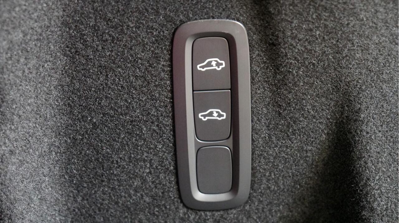 Volvo XC60 2.0 T6 AWD 293kW/399pk Aut8 Plug-in Hybrid Long Range R-Design LUCHTVERING + PANORAMADAK + HARMAN/KARDON + ADAPT.CRUISE + PILOT ASSIST + STOELVERWARMING V&A + 360 CAMERA + LANE ASSIST + BLIS + GOOGLE NAVI + PD-GLASS + PARKSENSOREN V&A + 22" LM-VELGEN!!