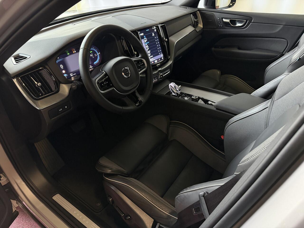 Volvo XC60 2.0 T6 350 PK PHEV AWD PLUS DARK + LONG RANGE PANO HARMAN-KARDON 360CAM ELEK.KLEP STUUR/STOEL VERW. Plug in Hybrid ? Top Auto's Wijchen , Altijd een Ruim aanbod van Volvo's i BUSINESS / CORE / BRIGHT / DARK / ULTRA DARK / PLUS DARK / BLACK EDITION / ES