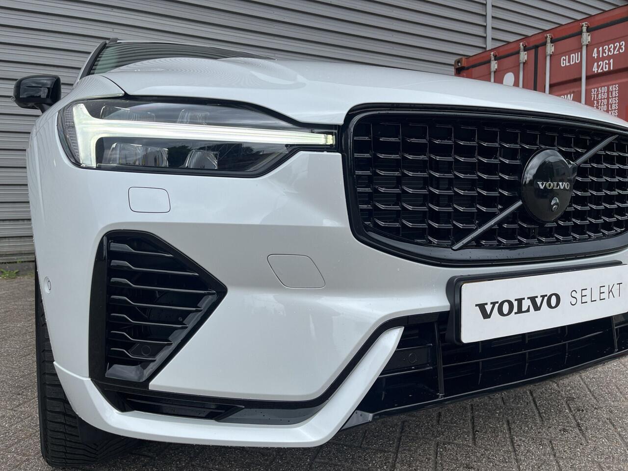 Volvo XC60 T8 Plug-in hybrid AWD Ultimate Dark / Luchtvering / Extra getint glas / 360 camera / Trekhaak semi-elektrisch /