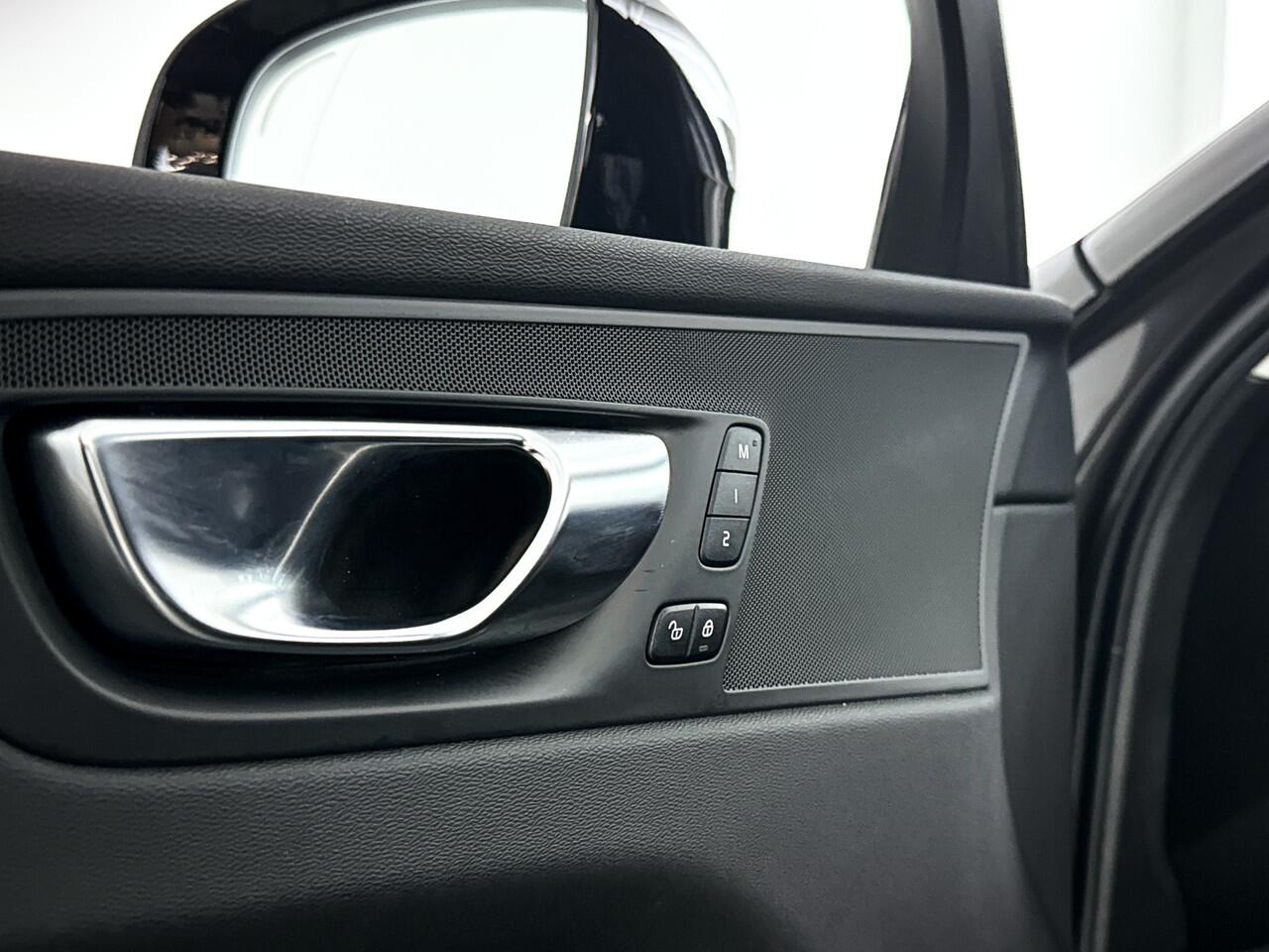 Volvo XC60 T6 Aut. Plug-in hybrid AWD Plus Dark | Panoramadak | 360° camera | Stoel- en stuurverwarming | Trekhaak