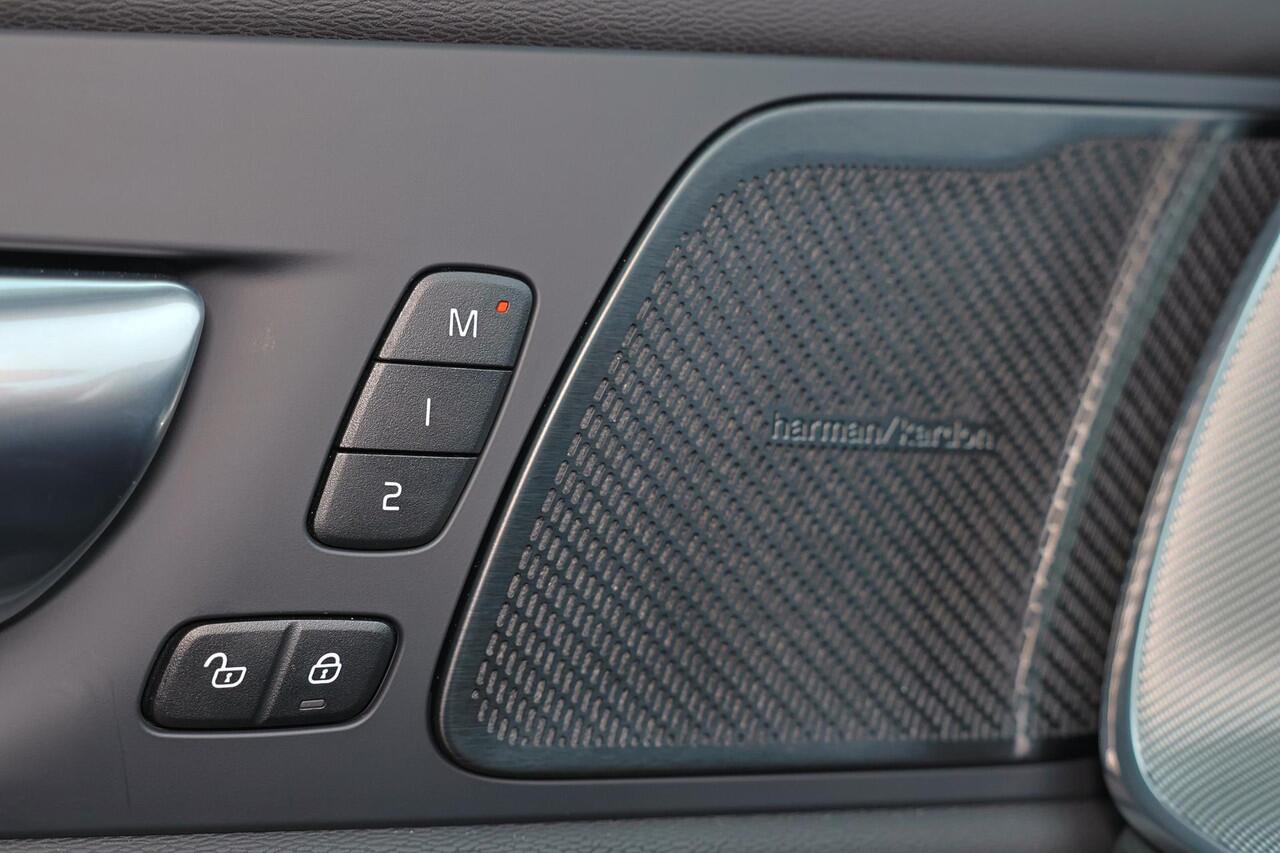 Volvo XC60 T6 Recharge AWD Plus Black Edition - Panorama/schuifdak - IntelliSafe Assist & Surround - 360º Camera - Harman/Kardon audio - Adaptieve LED koplampen - Verwarmde voorstoelen, stuur & achterbank - Parkeersensoren voor & achter - Elektr. bedienb. voorstoele