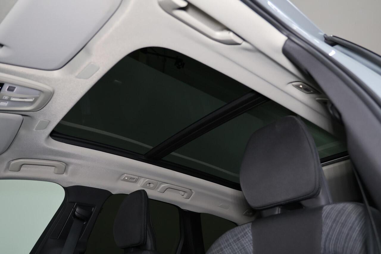 Volvo XC60 T6 Recharge AWD Core Bright - Panorama/schuifdak - IntelliSafe Assist - Adaptieve LED koplampen - Parkeercamera achter - Verwarmde voorstoelen, stuur & achterbank - Parkeersensoren voor & achter - Draadloze tel. lader - Standkachel - Extra getint glas - E