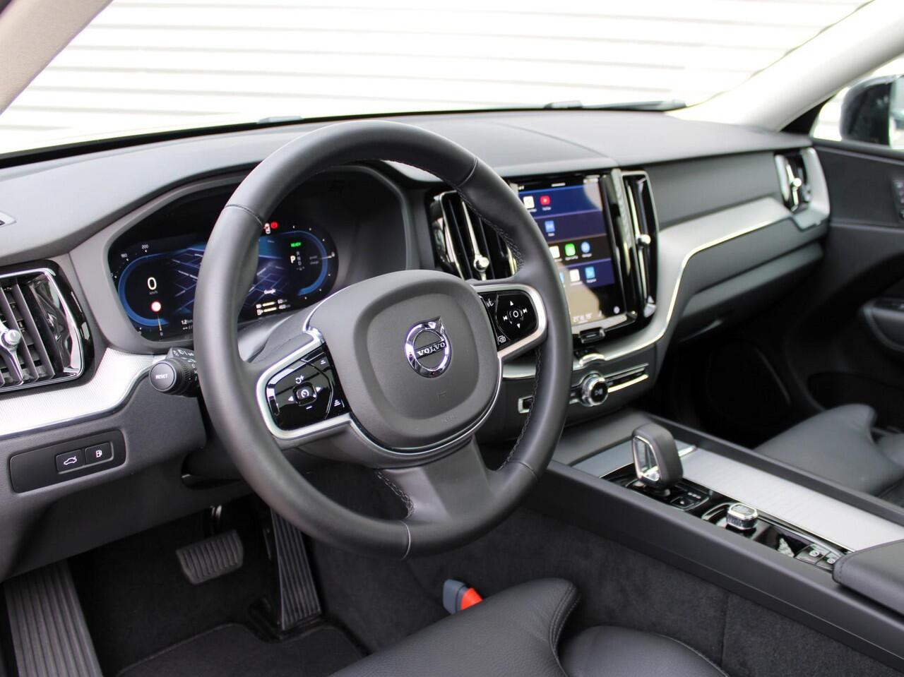 Volvo XC60 2.0 T6 Plug-in hybrid AWD Plus Dark Automaat / Panoramadak / Trekhaak / 360* camera / All Seasonbanden