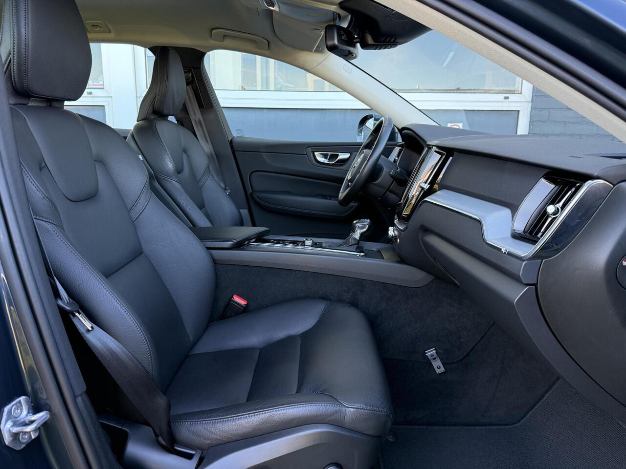 Volvo XC60 2.0 T4 Momentum | Trekhaak | Leder | Stoelverwarming | All season banden | Smartphone integratie | Navigatie | Camera |