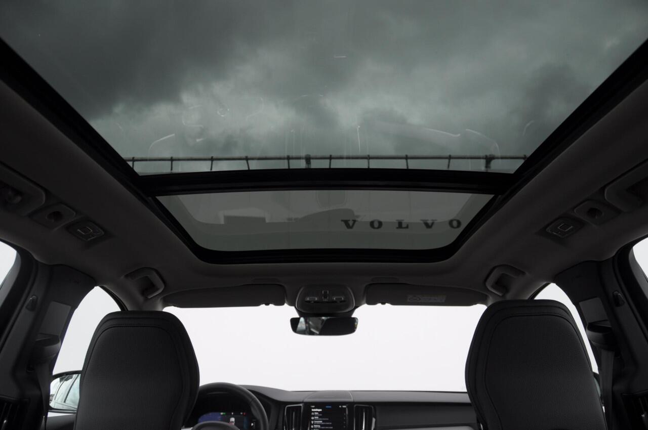 Volvo XC60 T6 350PK Automaat AWD Ultra Dark / Head-up display / Trekhaak/ Harman Kardon audio / Panoramadak / BLIS / Elektrisch bedienbare voorstoelen / Memory seats / Verwarmbare stoelen / Keyless entry /