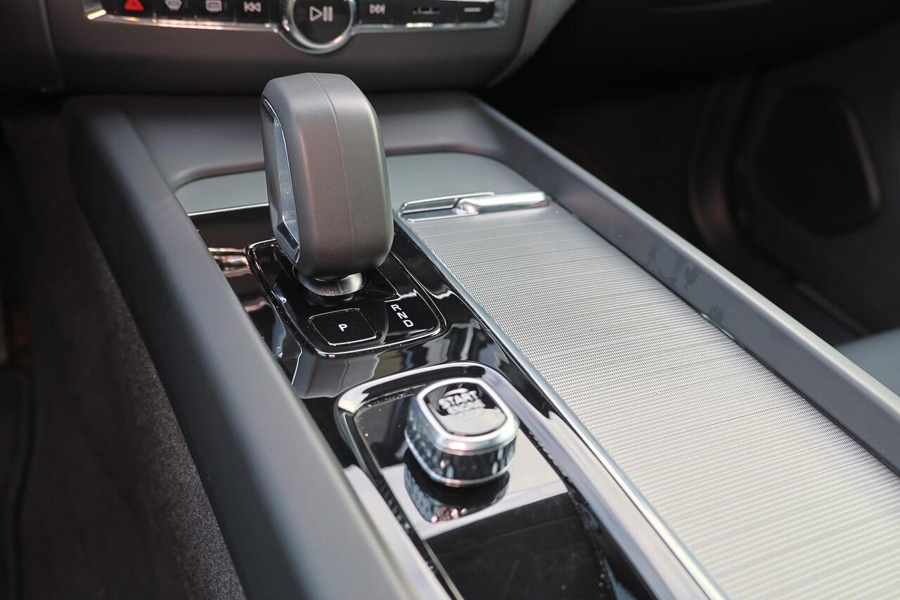 Volvo XC60 T6 Recharge AWD Plus Bright - Luchtvering - Panorama/schuifdak - IntelliSafe Assist & Surround - 360º Camera - Harman/Kardon audio - Adaptieve LED koplampen - Verwarmde voorstoelen, stuur & achterbank - Parkeersensoren voor & achter - Elektr. bedienb. voo