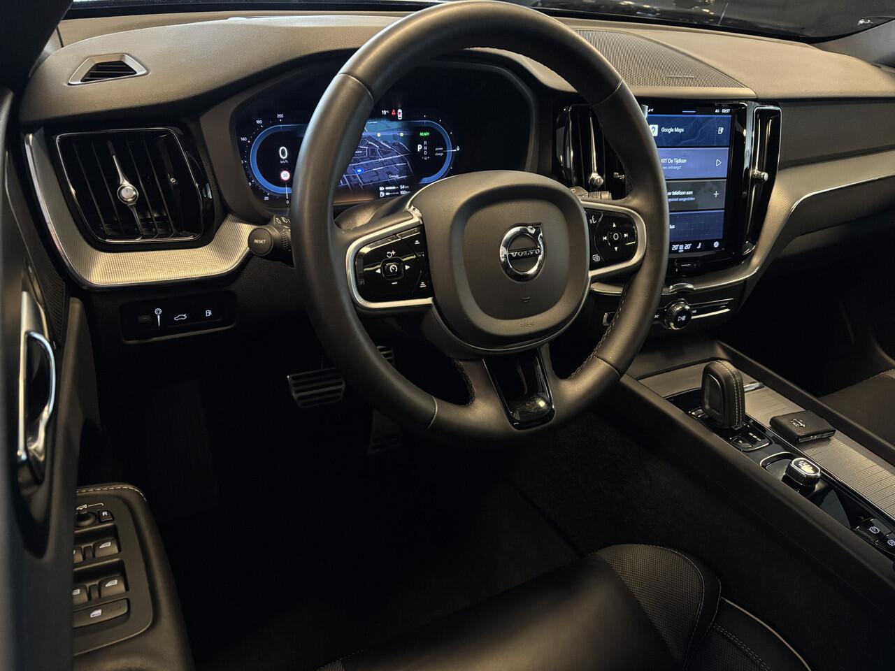 Volvo XC60 T6 AWD Plus Dark Black Edition - Long Range - Pandak / Head Up / H-K / R-Design int / Google / Dab+ / Adaptive - Pilot ass / Stuur- en Stoelverw - Elek Trekhaak -