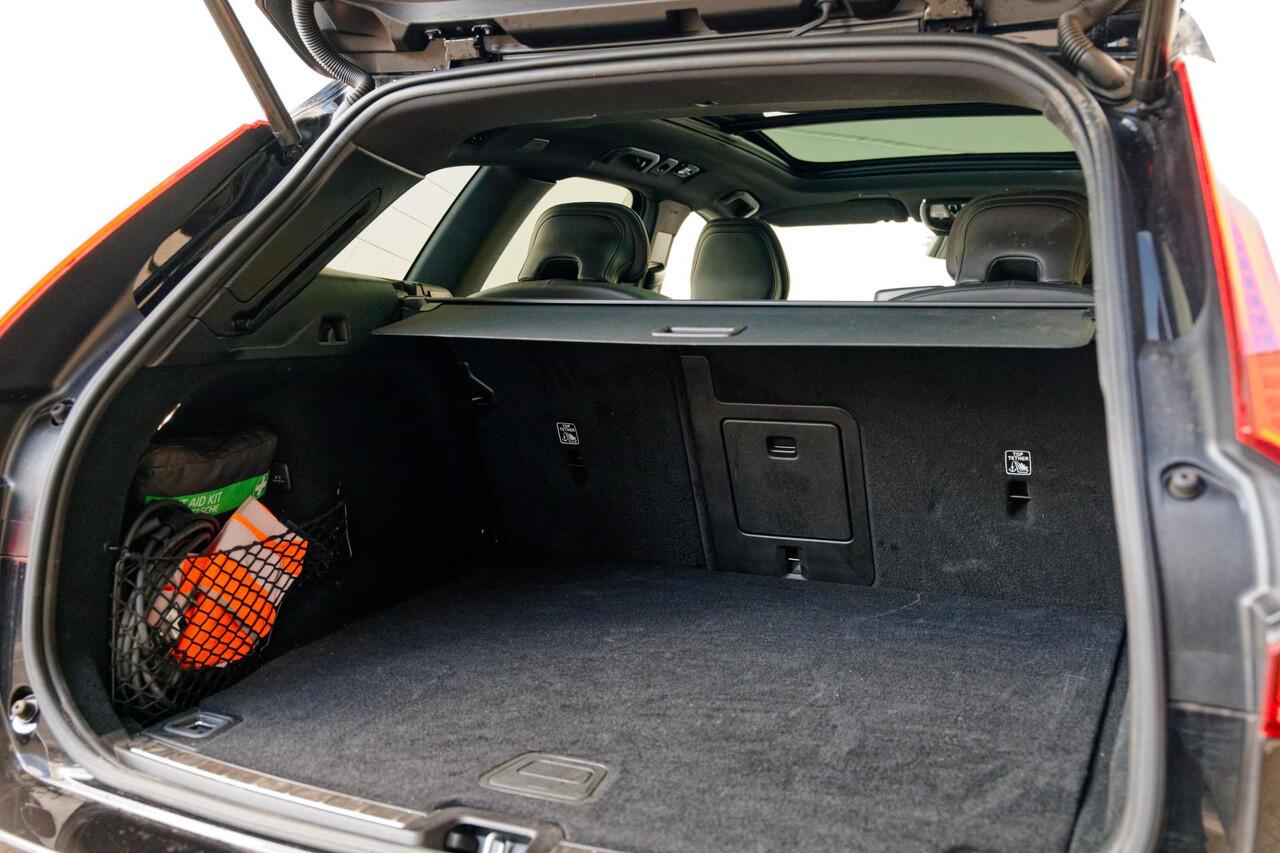 Volvo XC60 2.0 T8 Plug-in hybrid AWD Ultimate Black Edition Luchtvering, Trekhaak, 21", Panoramadak