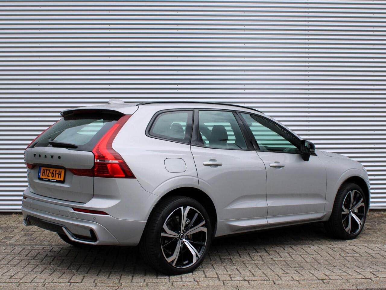 Volvo XC60 2.0 T6 Plug-in hybrid AWD Plus Dark Automaat / Panoramadak / 21" velgen / Trekhaak / Sportstoelen