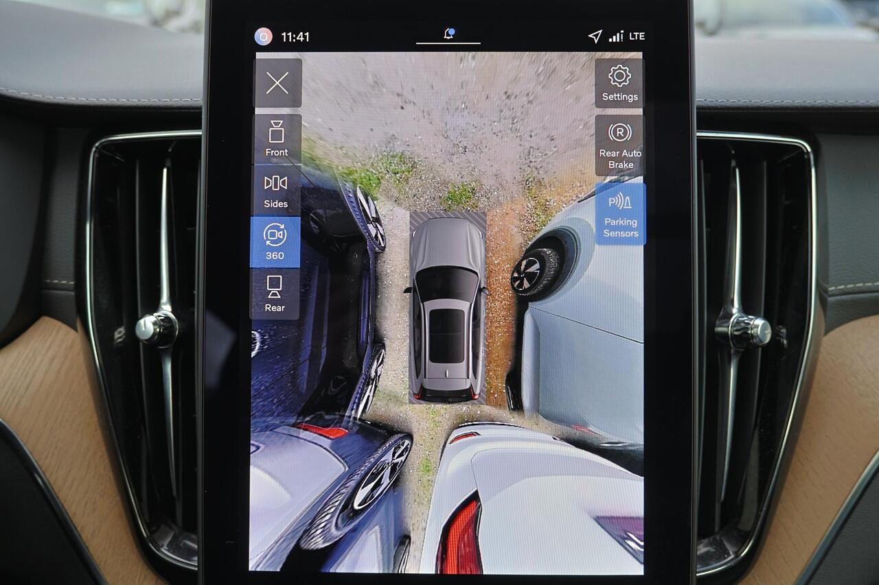 Volvo XC60 T6 Recharge AWD Ultra Dark - Panorama/schuifdak - IntelliSafe Assist & Surround - 360º Camera - Harman/Kardon audio - Adaptieve LED koplampen - Verwarmde voorstoelen, stuur & achterbank - Parkeersensoren voor & achter - Elektr. bedienb. voorstoelen met ge