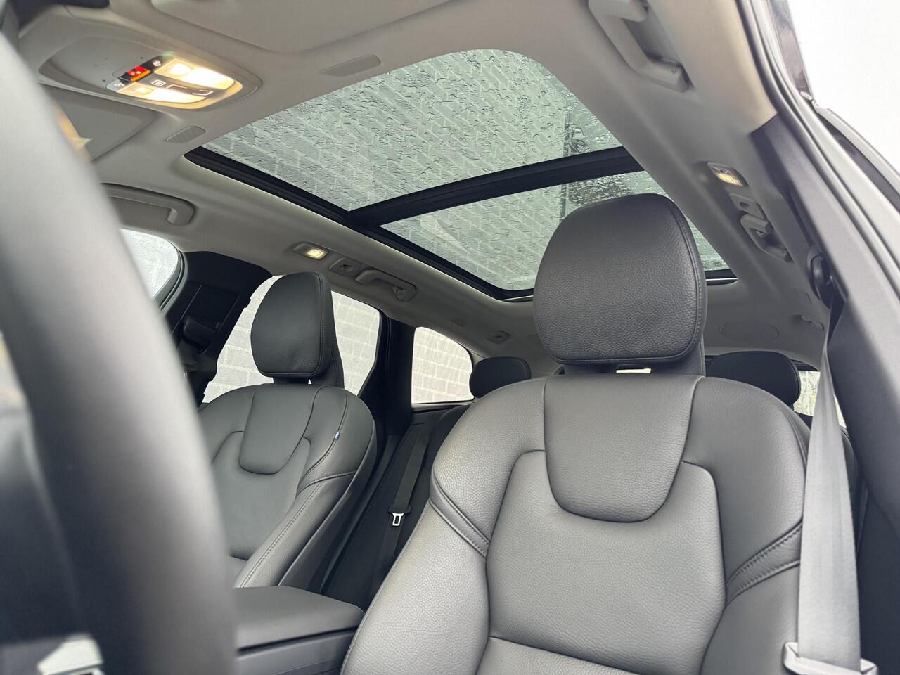 Volvo XC60 T6 Plug-in hybrid AWD Ultra Bright | Luchtvering | Trekhaak 2250 kg | 360° Camera | Harman Kardon Audio | Elektrisch Verstelbare Voorstoelen | Stoel-/Stuurverwarming