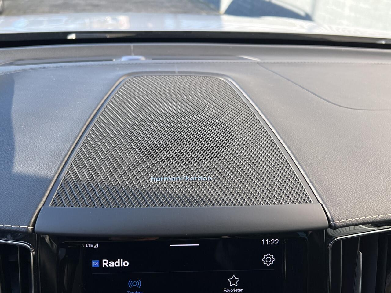 Volvo XC60 2.0 Recharge T8 AWD R-Design | Pano | Trekhaak | H&K | Adaptive |