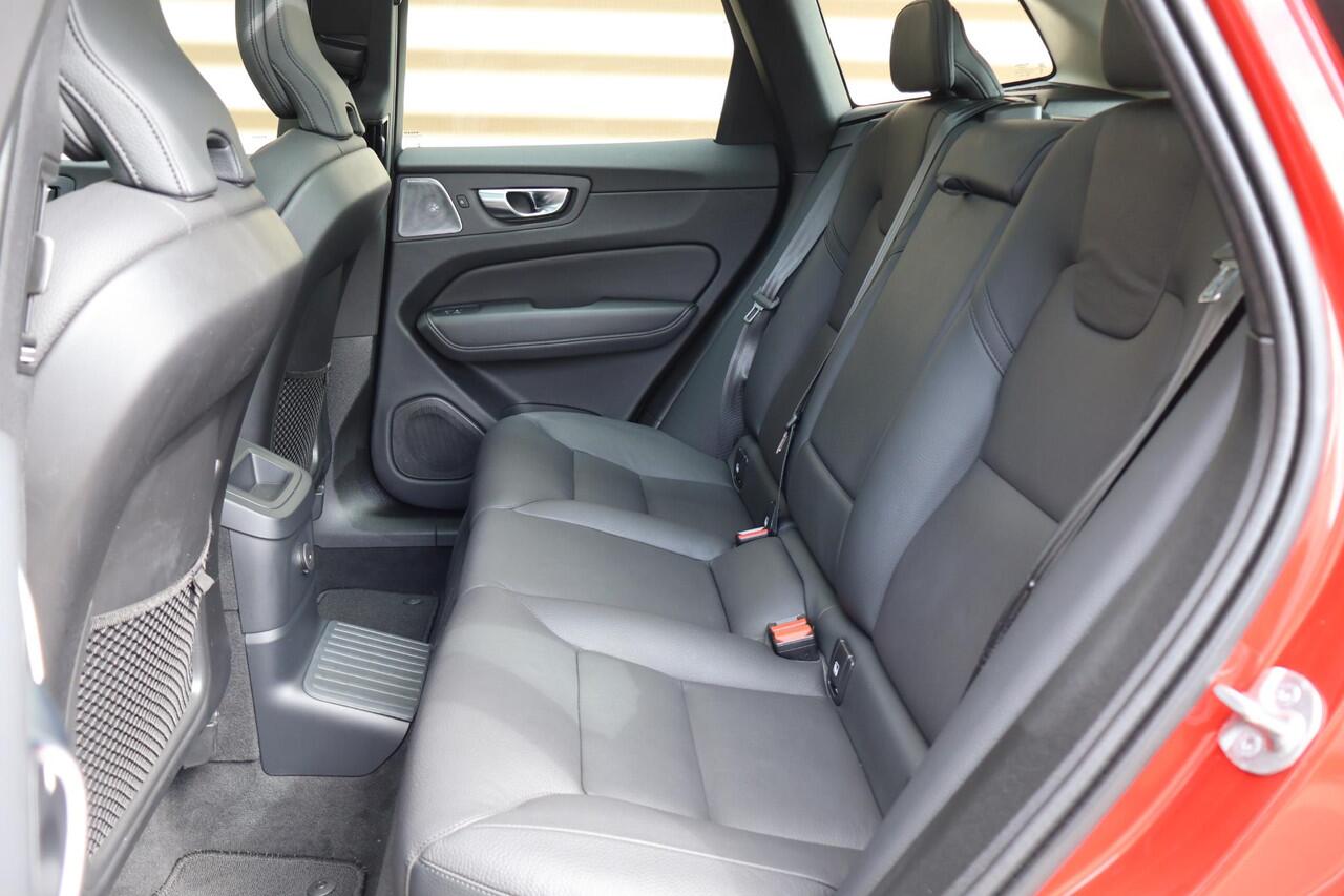 Volvo XC60 T6 Plug-in hybrid AWD Ultimate Dark | Luchtvering | Head-up display | Elektr. Trekhaak