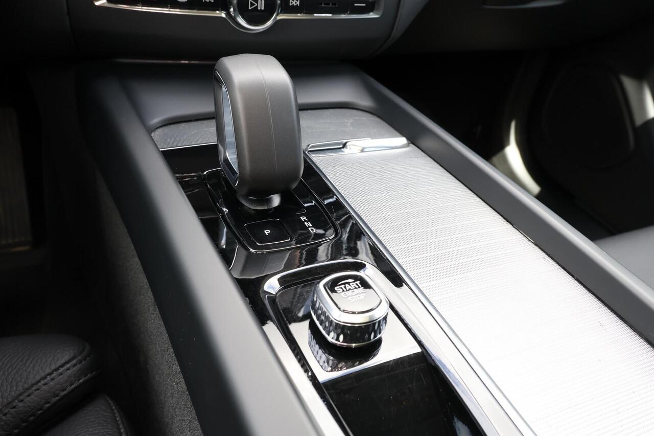 Volvo XC60 T6 Recharge AWD Plus Dark - Panorama/schuifdak - IntelliSafe Assist & Surround - 360º Camera - Harman/Kardon audio - Adaptieve LED koplampen - Verwarmde voorstoelen, stuur & achterbank - Parkeersensoren voor & achter - Elektr. bedienb. voorstoelen met geh