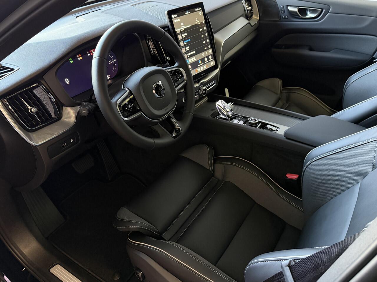 Volvo XC60 2.0 T6 AWD PLUS BLACK EDITION NW MODEL SCHUIFDAK HARMAN KARDON LEER PHEV Plug in Hybrid ultra dark black edition ? Top Auto's Wijchen , Altijd een Ruim aanbod van Volvo's i BUSINESS / CORE / BRIGHT / DARK / ULTRA DARK / PLUS DARK / BLACK EDITION / ESS