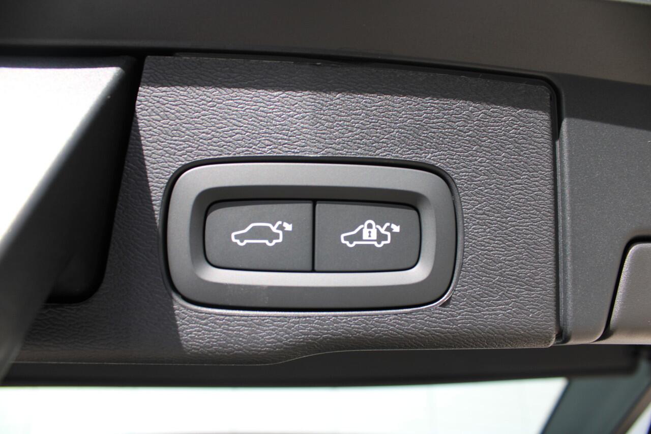 Volvo XC60 T6 Plug-in AWD Ultra Dark | Luchtvering | Head up display | 21" Velgen