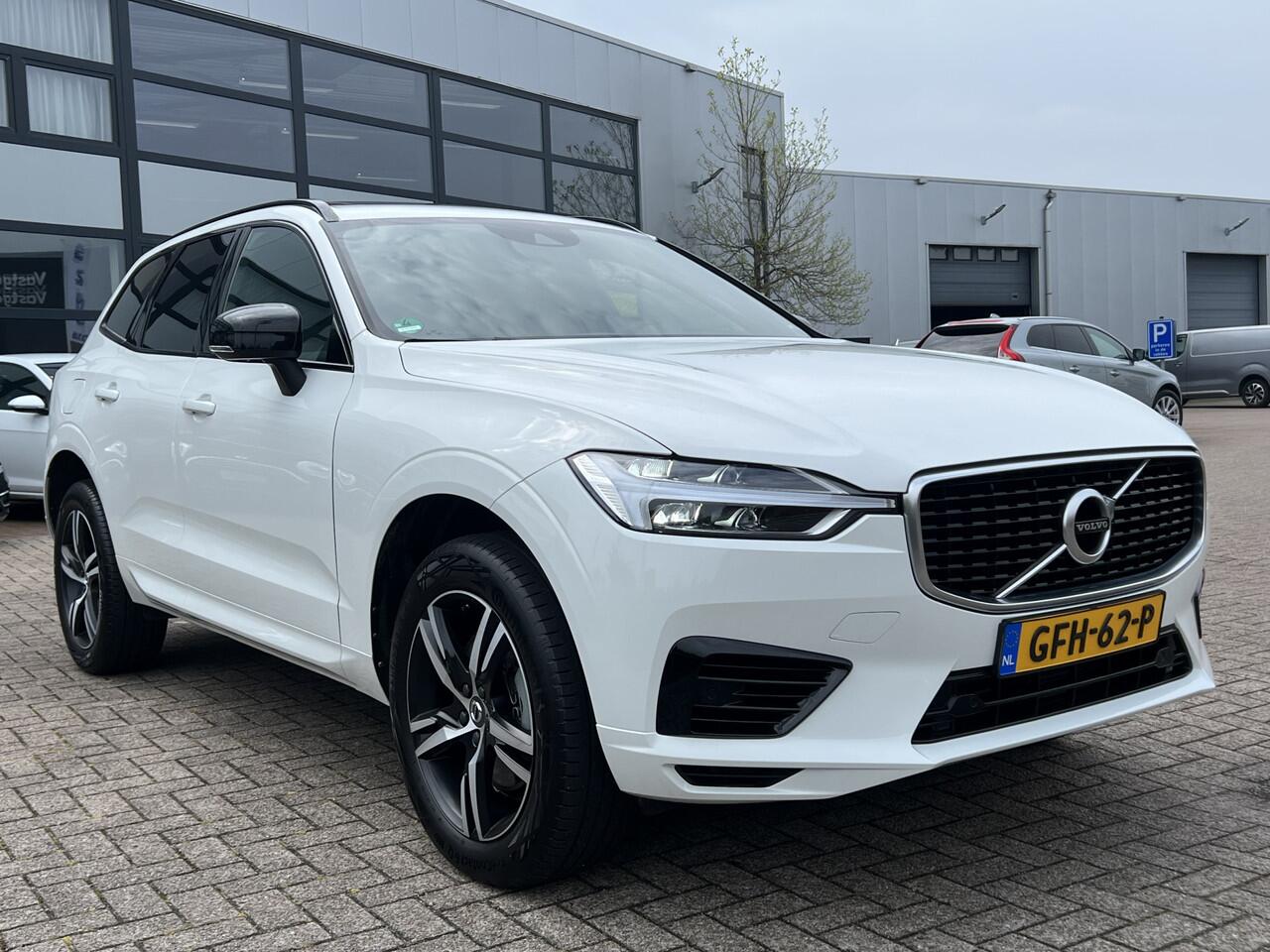 Volvo XC60 2.0 T8 Twin Engine 392 pk AWD R-Design Navigatie Panoramadak Luchtvering Camera Head Up Display Leder Dashboard Carplay Elek. Stoel 19 Inch Velgen Stoelverwarming Standkachel Extra Getint Glas On Call 1e Eigenaar Plug In Hybride 1e Eigenaar BTW auto