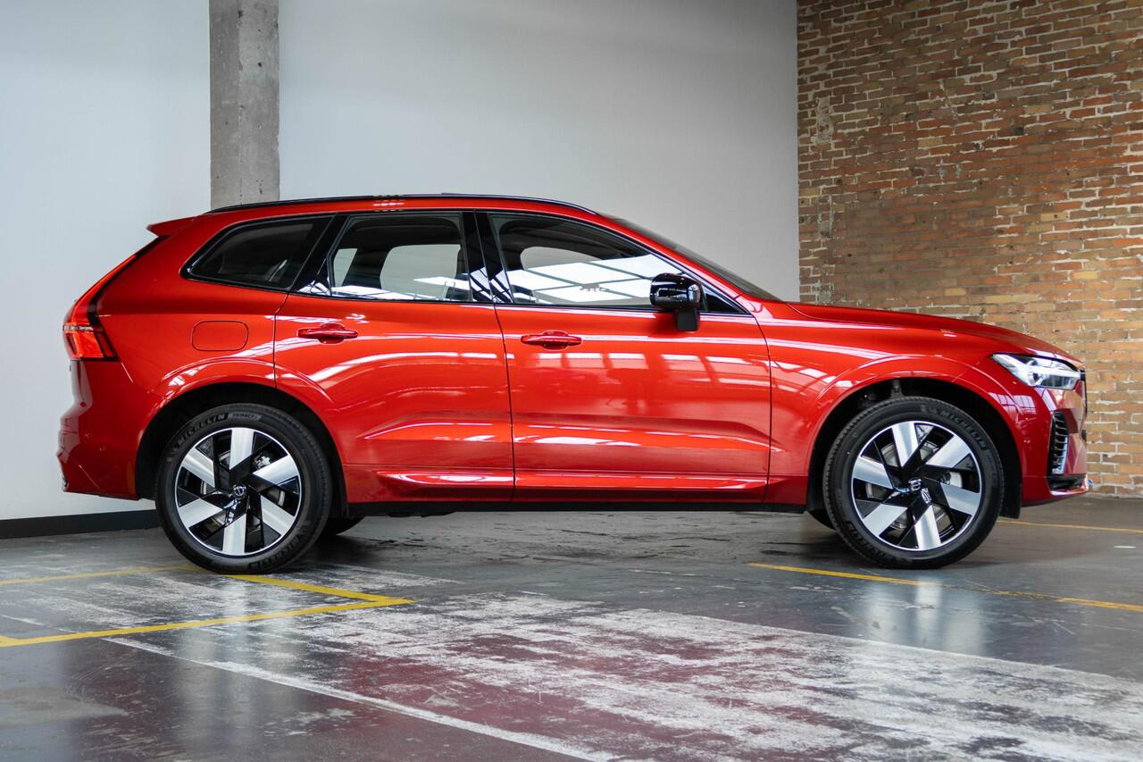 Volvo XC60 T6 Plug-in hybrid AWD Ultra Dark | Panoramadak | Semi elektrische trekhaak | Verwarmbare voorstoelen en stuurwiel | Rondom zichtcamera | Adaptieve cruise control | Head up display | Elektrische achterklep |