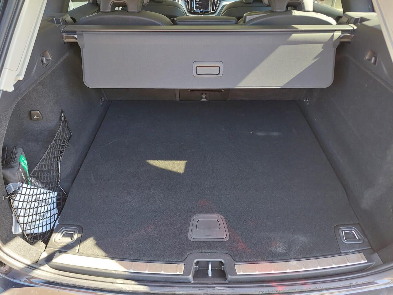 Volvo XC60 2.0 T6 Plug-in Hybrid AWD Core Bright | Adaptive Cruise | Clima | Apple/Android | Stoel+stuurverw. | Glazen schuifdak | Etc.