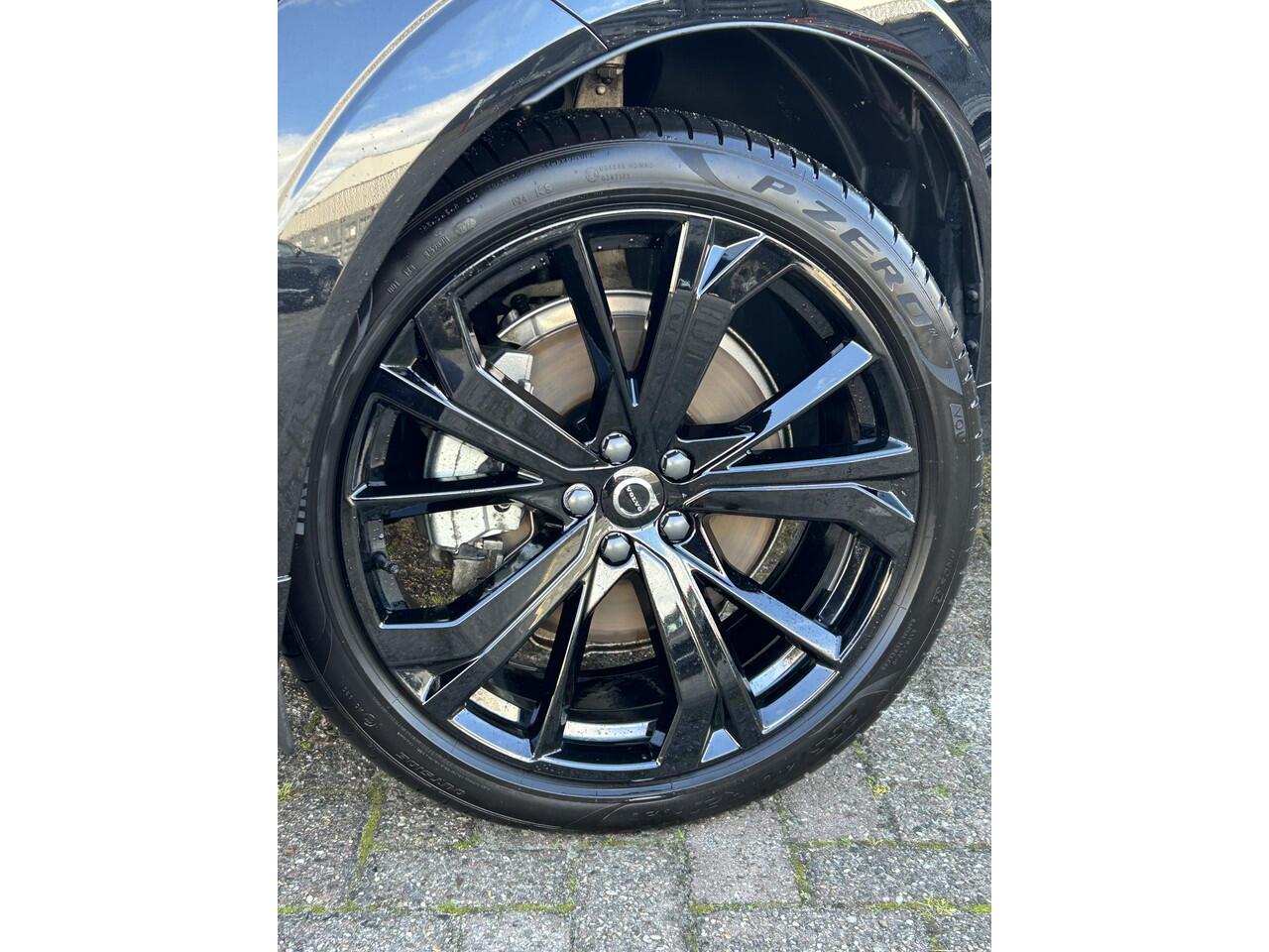 Volvo XC60 2.0 T6 Plug-in hybrid AWD Ultimate Black Edition / Harman Kardon / 360 Camera / 21 Inch / Getint glas /