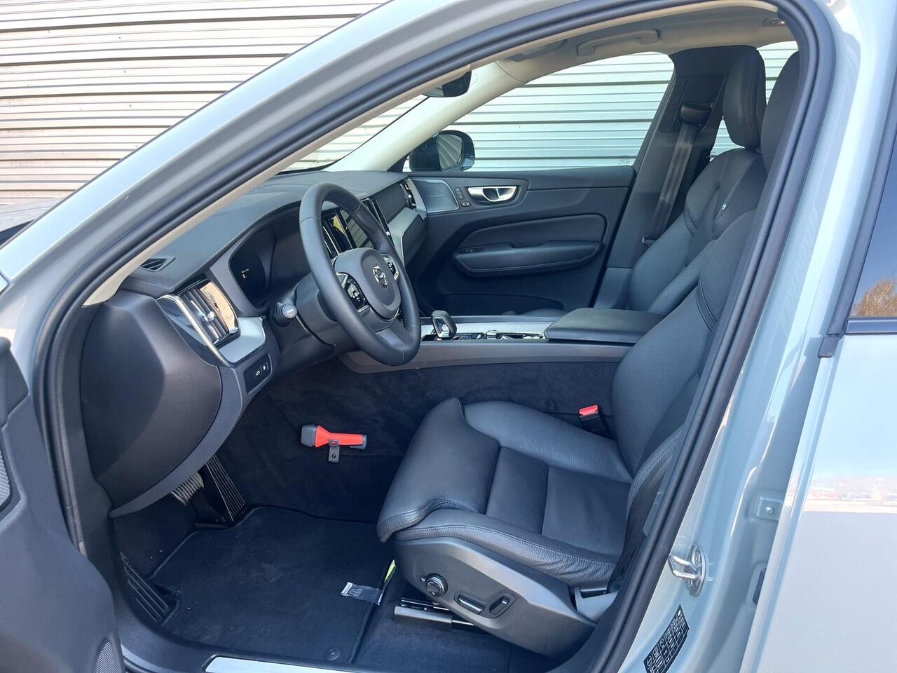 Volvo XC60 T6 Plug-in AWD Ultimate Dark / Head-Up / Trekhaak / Blis / 360 Camera / Schuif/kanteldak /