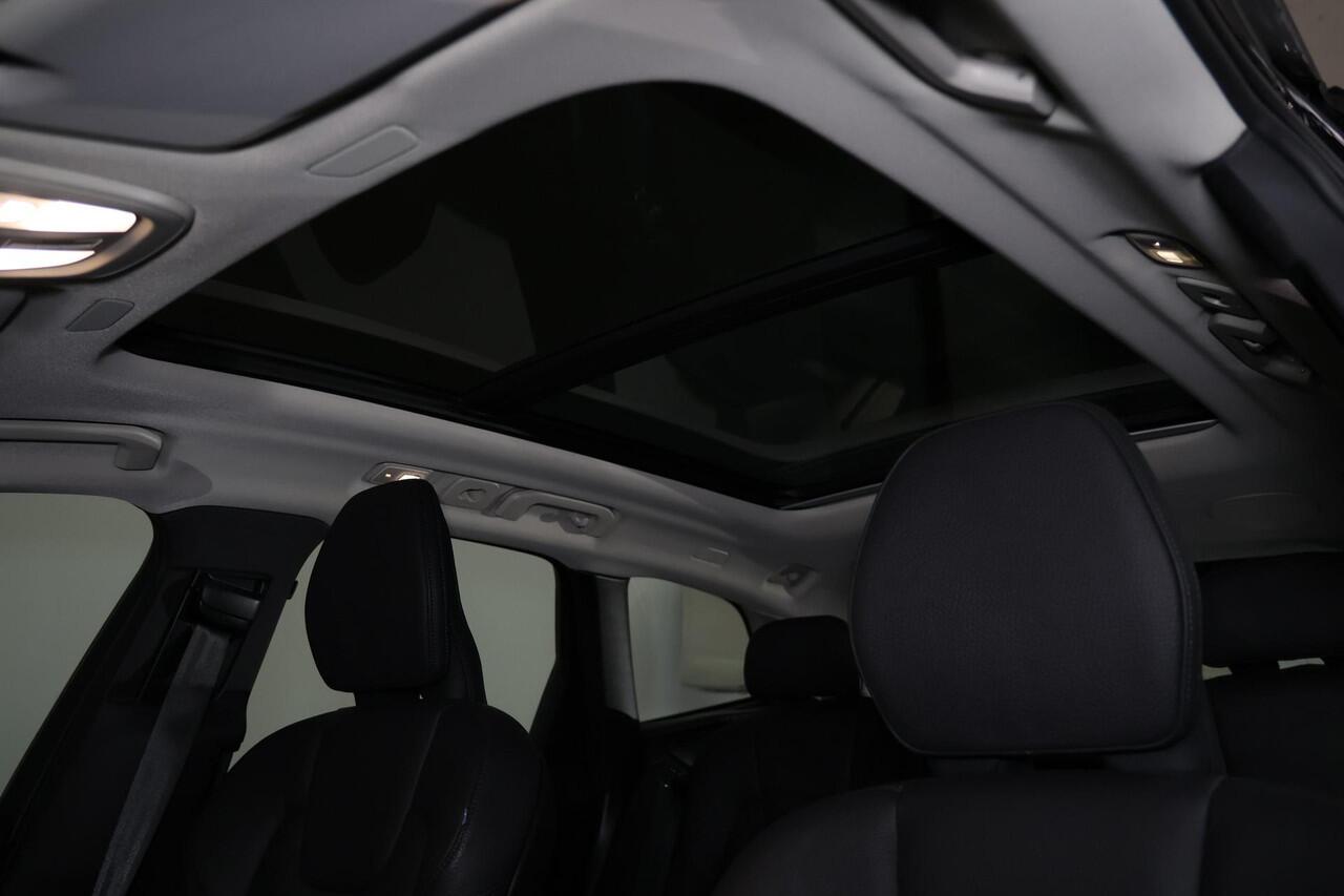 Volvo XC60 T6 Recharge AWD Ultra Dark - Panorama/schuifdak - IntelliSafe Assist & Surround - 360º Camera - Harman/Kardon audio - Adaptieve LED koplampen - Verwarmde voorstoelen, stuur & achterbank - Parkeersensoren voor & achter - Elektr. bedienb. voorstoelen met ge