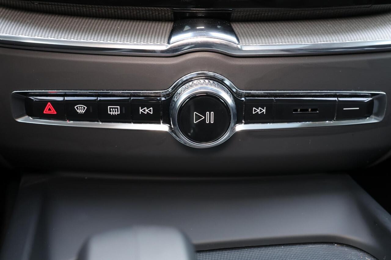 Volvo XC60 T8 Recharge AWD Plus Bright - Panorama/schuifdak - IntelliSafe Assist & Surround - 360º Camera - Verwarmde voorstoelen, stuur & achterbank - Parkeersensoren voor & achter - Elektr. bedienb. voorstoelen met geheugen - Draadloze tel. lader - Extra getint gl