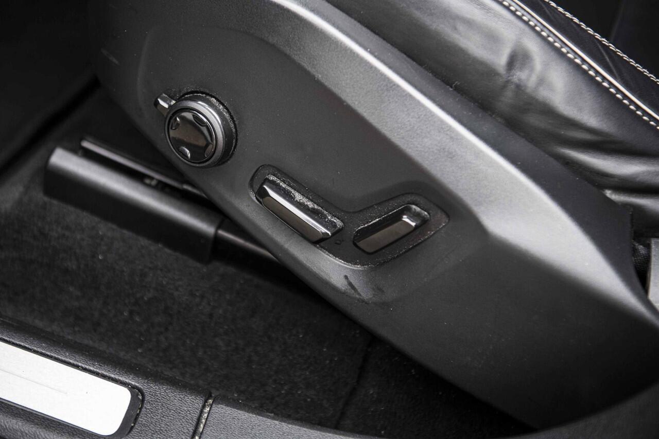 Volvo XC60 2.0 T6 Plug-in hybrid AWD Plus Dark | 20" | Sportstoelen | Panoramadak | Adaptieve Cruise Control | Parkeercamera |