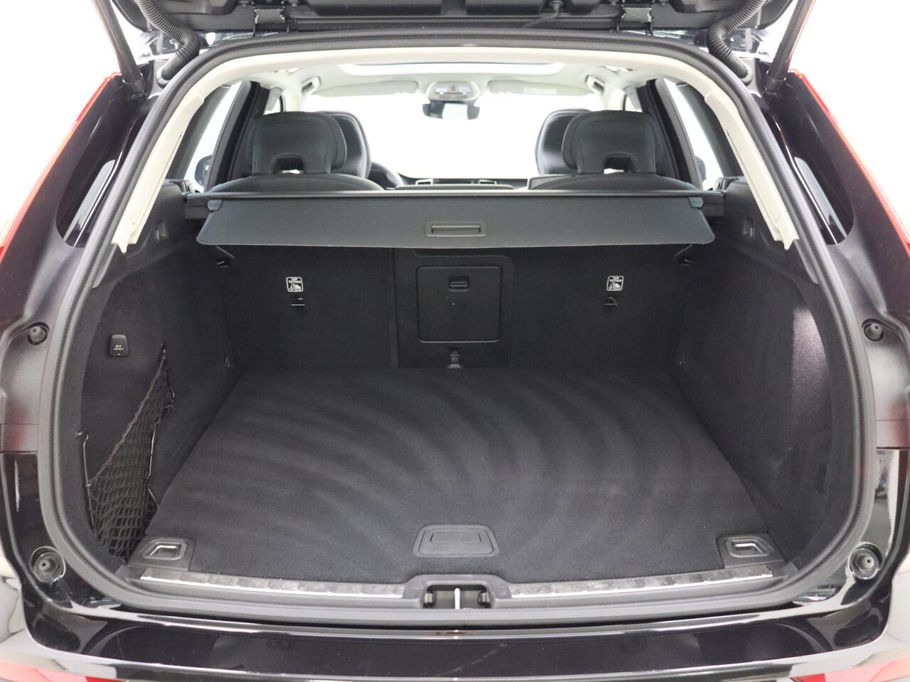 Volvo XC60 T8 455pk Plug-in hybrid AWD Ultra Dark / Panorama dak / Camera rondom / H&K audio / Stoelen met geheugen / Stoel/- en stuurverwarming /