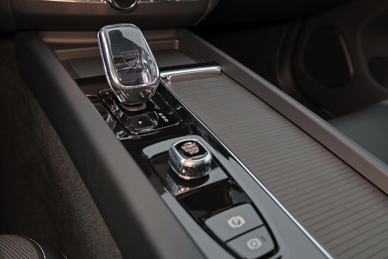 Volvo XC60 T6 Recharge AWD Ultra Black Edition - Panorama/schuifdak - IntelliSafe Assist & Surround - 360º Camera - Harman/Kardon audio - Adaptieve LED koplampen - Verwarmde voorstoelen, stuur & achterbank - Parkeersensoren voor & achter - Elektr. bedienb. voorstoel