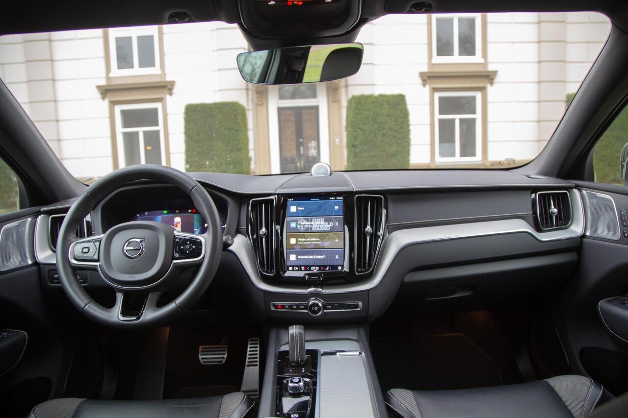 Volvo XC60 2.0 T8 Plug-in hybrid AWD R-Design Trekhaak | Pano | Luchtvering | Bowers & Wilkins