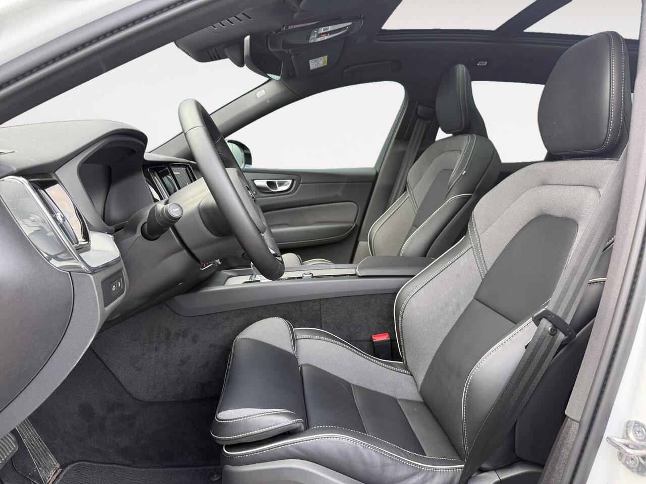 Volvo XC60 2.0 T6 Plug-in hybrid AWD Plus Dark | Luchtvering | Harman/Kardon Audio | Extra getint glas | Sportstoelen |