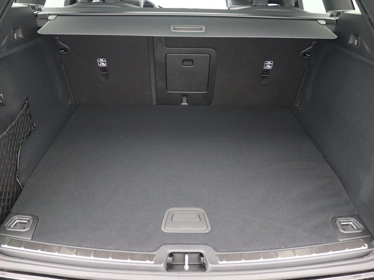 Volvo XC60 2.0 T6 Plug-in hybrid AWD Plus Black Edition 350PK Panoramadak, trekhaak, alarm, leder, elektrische achterklep, 21" lichtmetaal, dodehoekdetectie