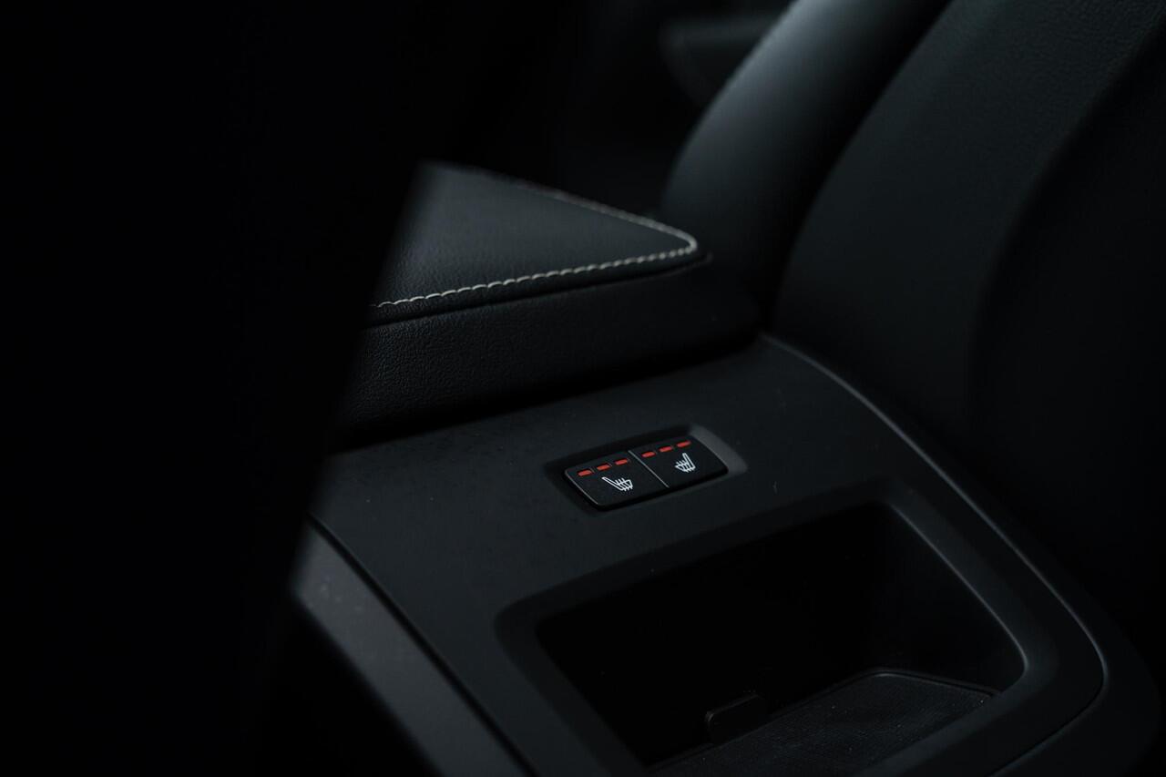 Volvo XC60 T6 Plug-in hybrid AWD R-Design Aut. | Long Range | Google Maps | Adaptieve Cruise Control | Panoramadak | Trekhaak | Harman Kardon Audio | Stoel-/Stuur-/Voorruitverwarming | Parkeercamera |