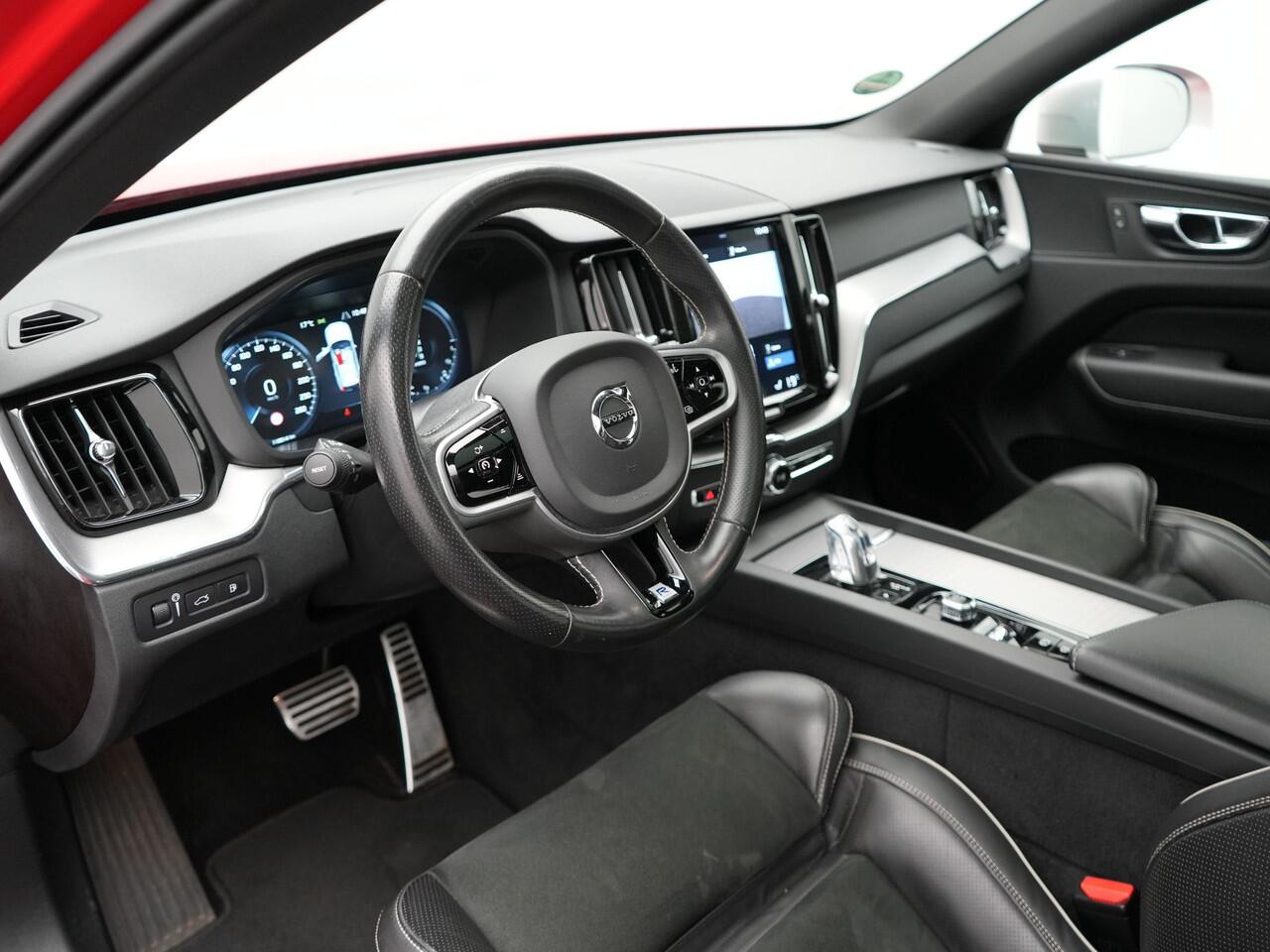 Volvo XC60 T8 Twin Engine AWD R-Design Plug in Hybrid 391pk PHEV | Trekhaak af Fabriek | Panodak | Pilot Assist | Adaptive Cruise | 360 Camera | Carplay | Keyless |