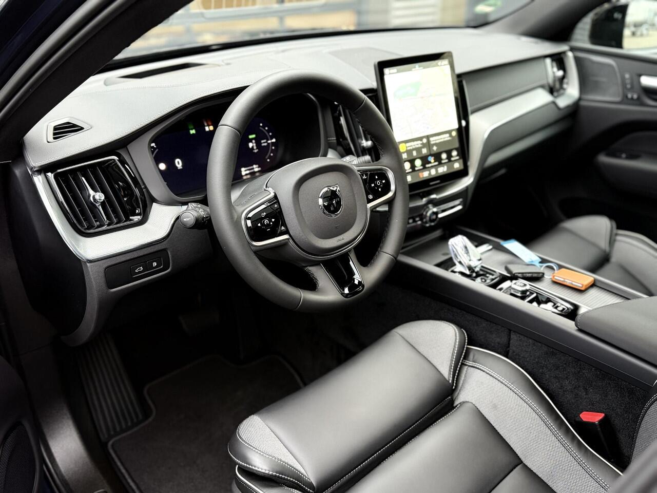 Volvo XC60 2.0 T6 Ultra Black Edition Nieuw Model l Pano l Light Pakket l Stoelverwarming l Adaptieve Cruise l Harman Kardon l HUD