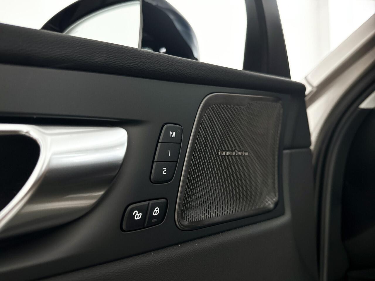 Volvo XC60 T6 Plug-in hybrid AWD Ultra Dark | Panoramadak | 360º camera | Head-up Display | Stoel- en Stuurverwarming | Harman Kardon | Trekhaak