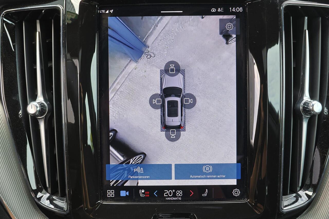 Volvo XC60 T6 Recharge AWD Plus Dark - Panorama/schuifdak - IntelliSafe Assist & Surround - 360º Camera - Harman/Kardon audio - Adaptieve LED koplampen - Verwarmde voorstoelen, stuur & achterbank - Parkeersensoren voor & achter - Elektr. bedienb. voorstoelen met geh