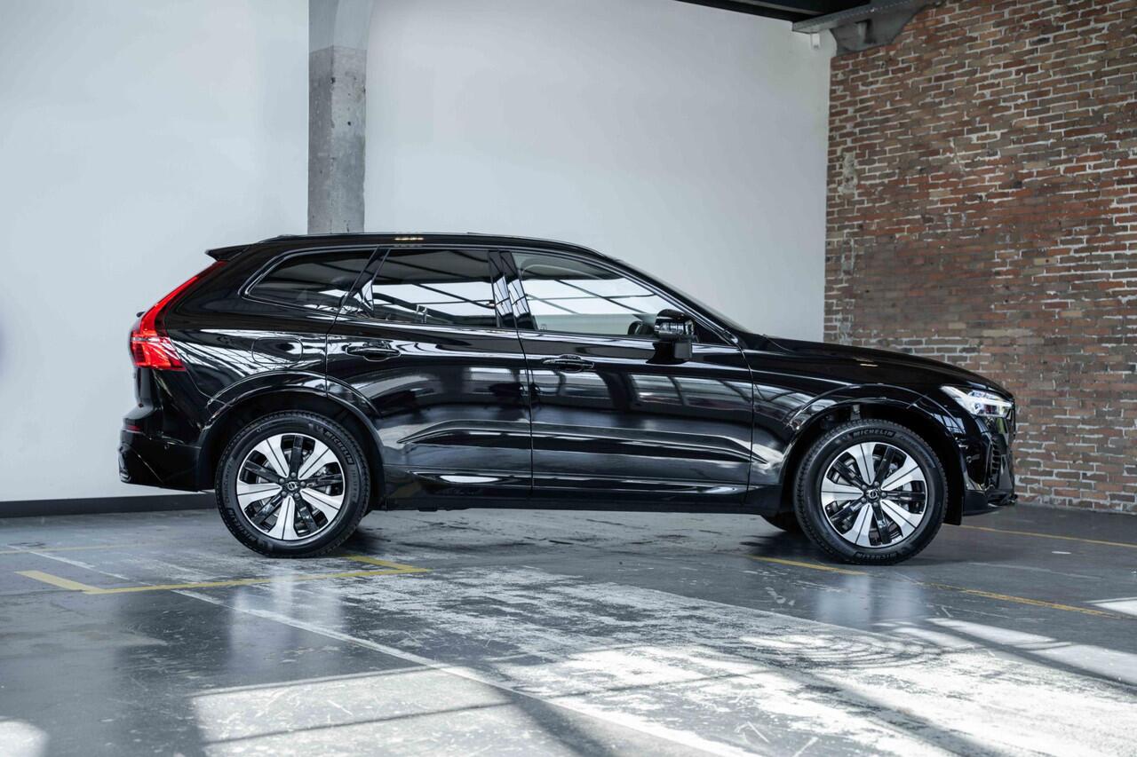 Volvo XC60 T6 Automaat Plug-in hybrid AWD Plus Dark | Elektrisch wegklapbare trekhaak | Panoramadak | Premium audio by Harman Kardon | Verwarmbare voorstoelen, achterbank en stuurverwarming | 4-seizoenenbanden | Adaptive cruise control | 360° parkeercamera |