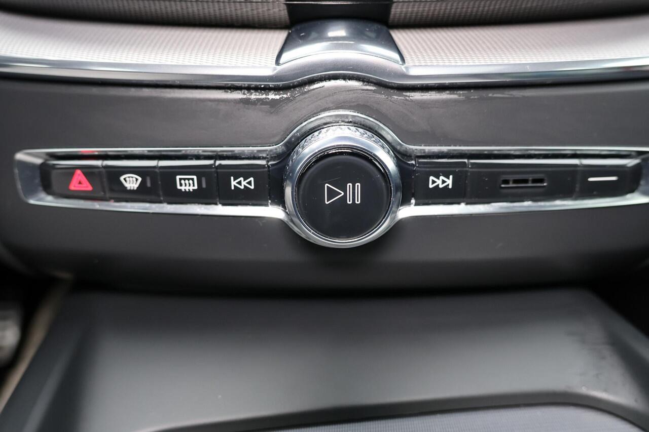 Volvo XC60 B5 R-Design - Panoramisch schuif-/kanteldak - Intellisafe Assist / Surround - Parkeerverwarming met timer - Harman Kardon Audio - Elektrisch bedienbare voorstoelen met geheugen - Verwarmbare voorstoelen - Head-up Display - Verwarmbaar stuurwiel - 360 view