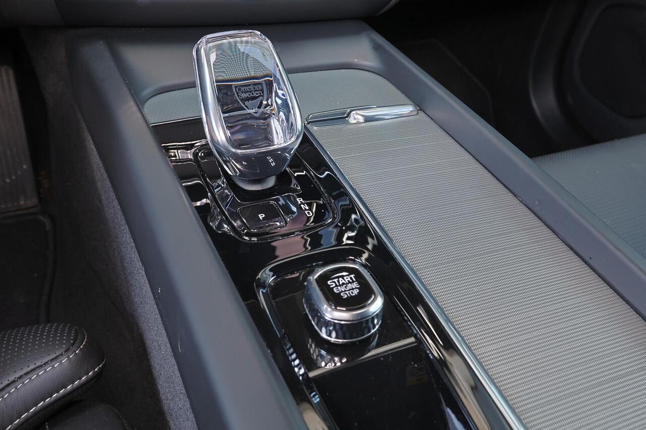 Volvo XC60 T6 Recharge AWD Ultra Black Edition - Panorama/schuifdak - Massage & Stoelventilatie - IntelliSafe Assist & Surround - 360º Camera - Bowers & Wilkins audio - Adaptieve LED koplampen - Nappa leder - Verwarmde voorstoelen & stuur - Parkeersensoren voor & ac