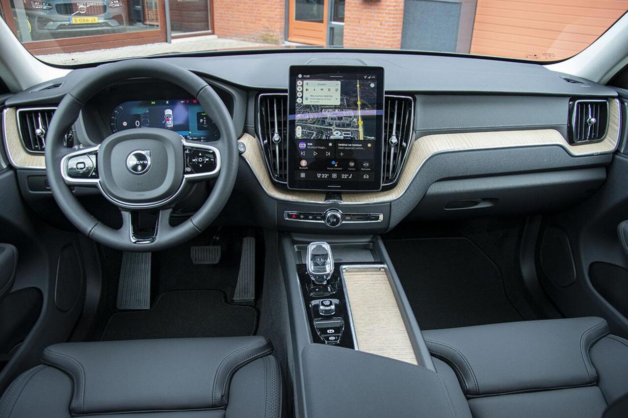 Volvo XC60 2.0 T6 PLUG-IN HYBRID AWD ULTRA DARK / FACE-LIFT