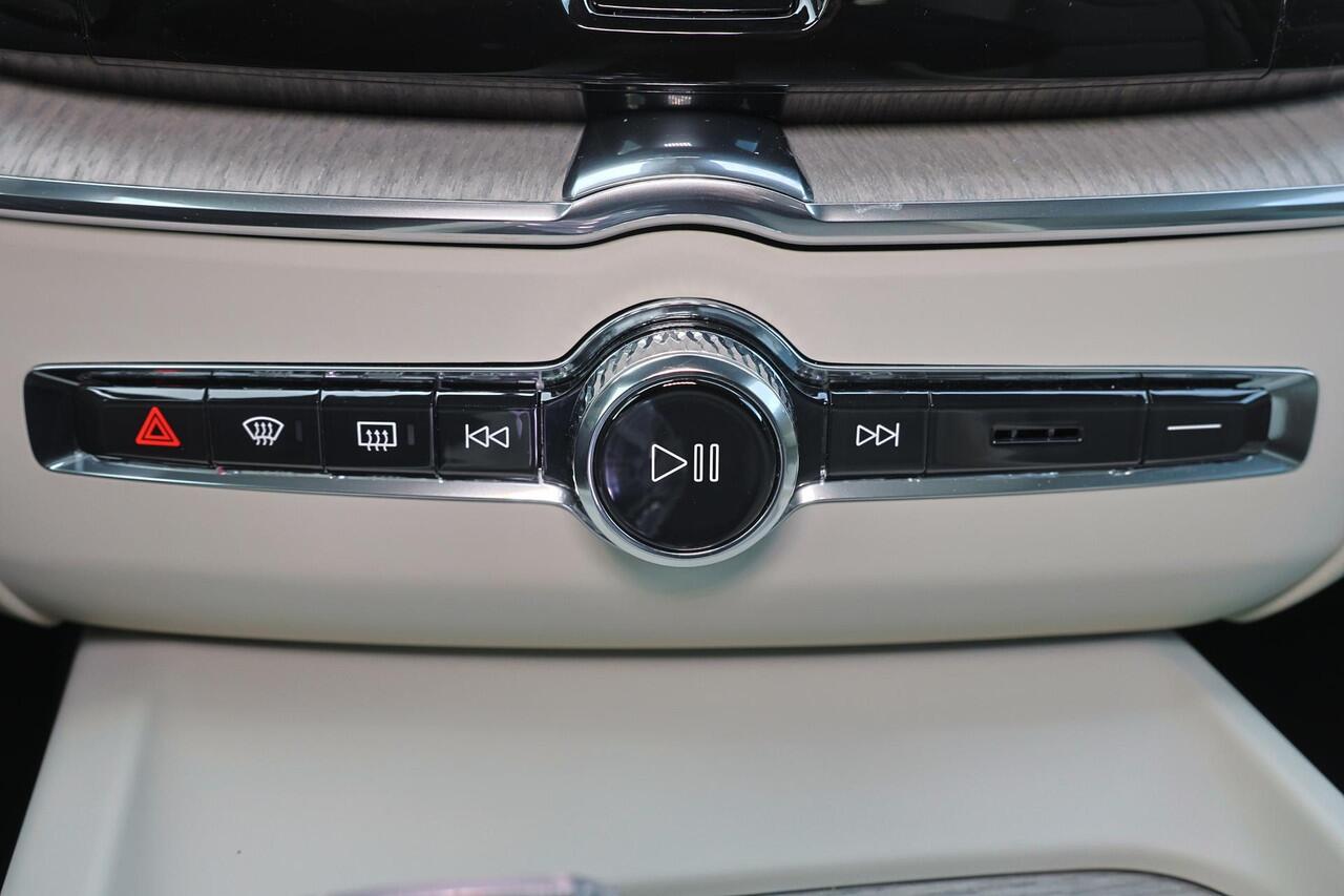 Volvo XC60 T8 Recharge AWD Ultra - Luchtvering - B&W Audio - Panorama/schuifdak - Massage&Ventilatie stoelen - IntelliSafe Assist & Surround - 360º Camera - Adaptieve LED koplampen - Verwarmde voorstoelen, stuur & achterbank - Elektr. bedienb. voorstoelen met geheug