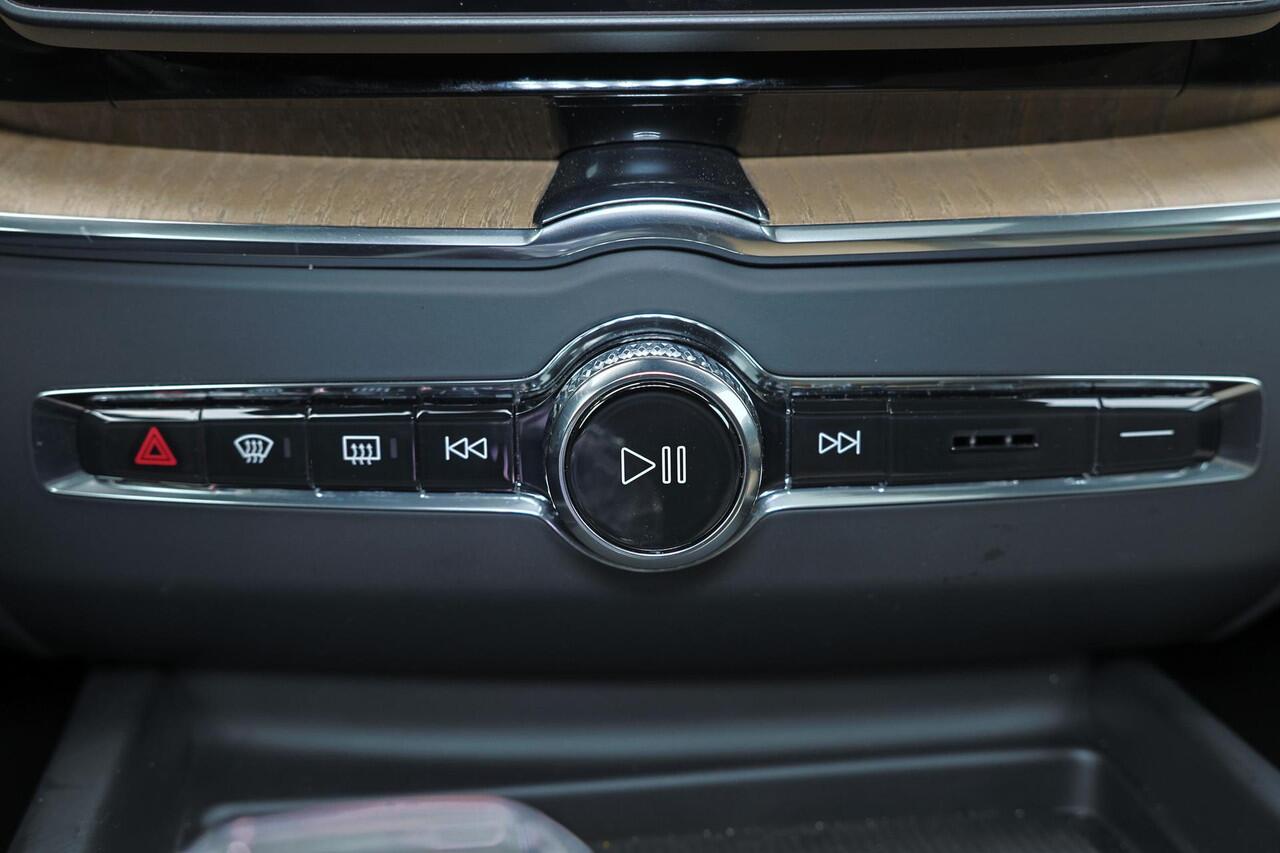 Volvo XC60 T6 Recharge AWD Plus Dark - Panorama/schuifdak - IntelliSafe Assist & Surround - Harman/Kardon audio - Parkeercamera achter - Verwarmde voorstoelen, stuur & achterbank - Parkeersensoren voor & achter - Elektr. bedienb. voorstoelen met geheugen - Draadloze