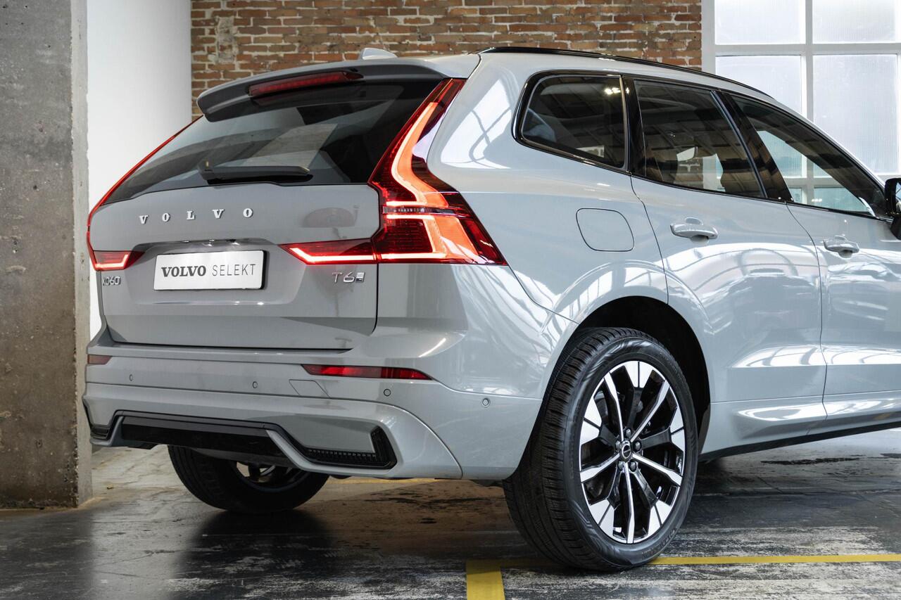 Volvo XC60 T6 Plug-in hybrid AWD Ultra Dark | Stoelverwarming | Electrische wegklapbare trekhaak | Head-Up Display | Adaptive Cruise Control | 360° Parkeercamera | Parkeersensoren voor + achter | Premium Audio by Harman Kardon