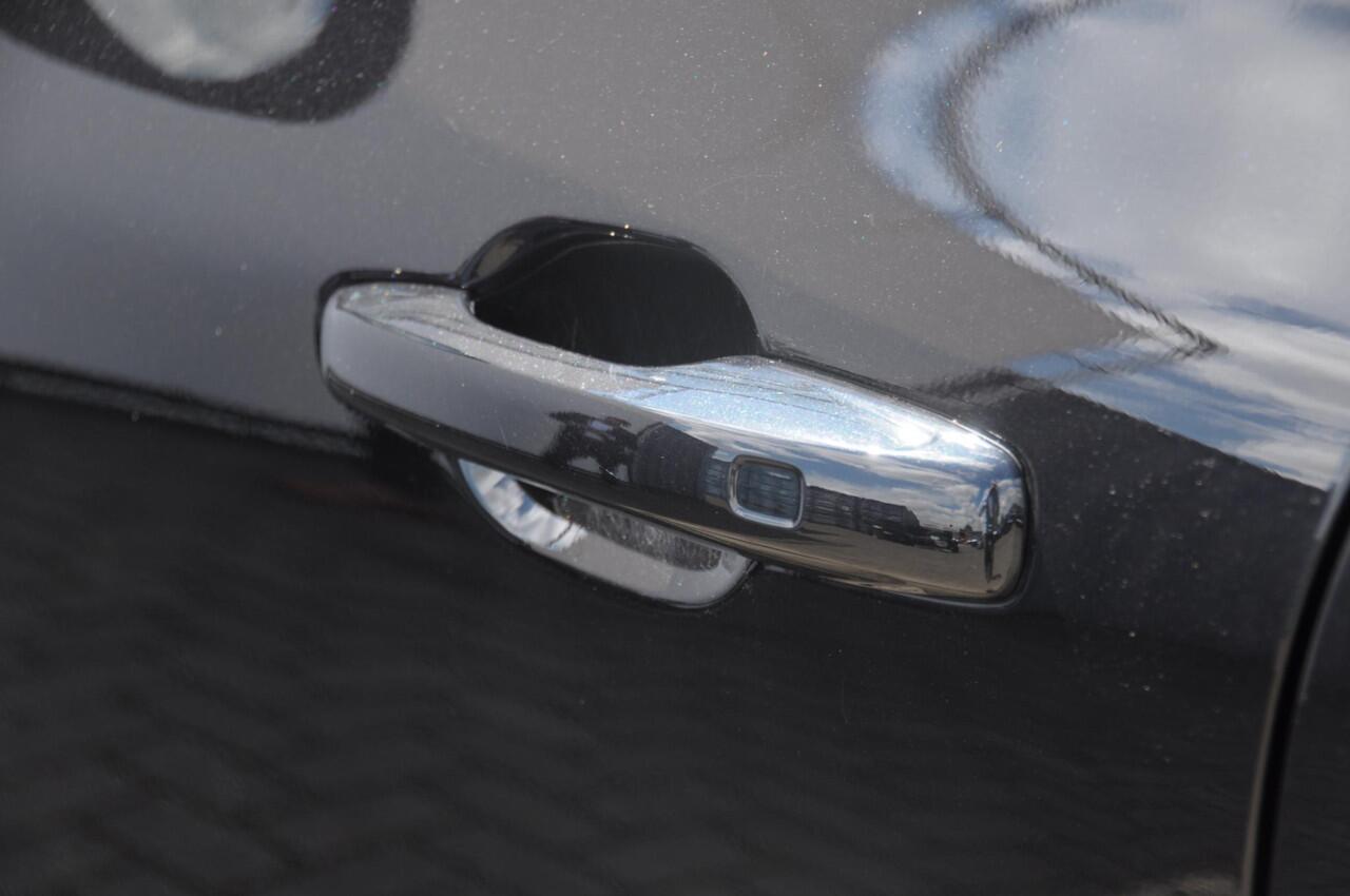 Volvo XC60 T6 350PK Automaat AWD Plus Dark Long range /Adaptieve cruise control / Panoramadak / Apple carplay / Parkeersensoren met 360 camera / Elektrische achterklep / Elektrische stoelen met geheugen / Stoel en stuurwielverwarming