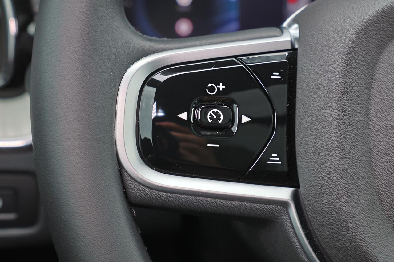 Volvo XC60 T8 Recharge AWD Ultra Dark - Luchtvering - B&W Audio - Panorama/schuifdak - IntelliSafe Assist & Surround - 360º Camera - Adaptieve LED koplampen - Verwarmde voorstoelen, stuur & achterbank - Parkeersensoren voor & achter - Elektr. bedienb. voorstoelen me