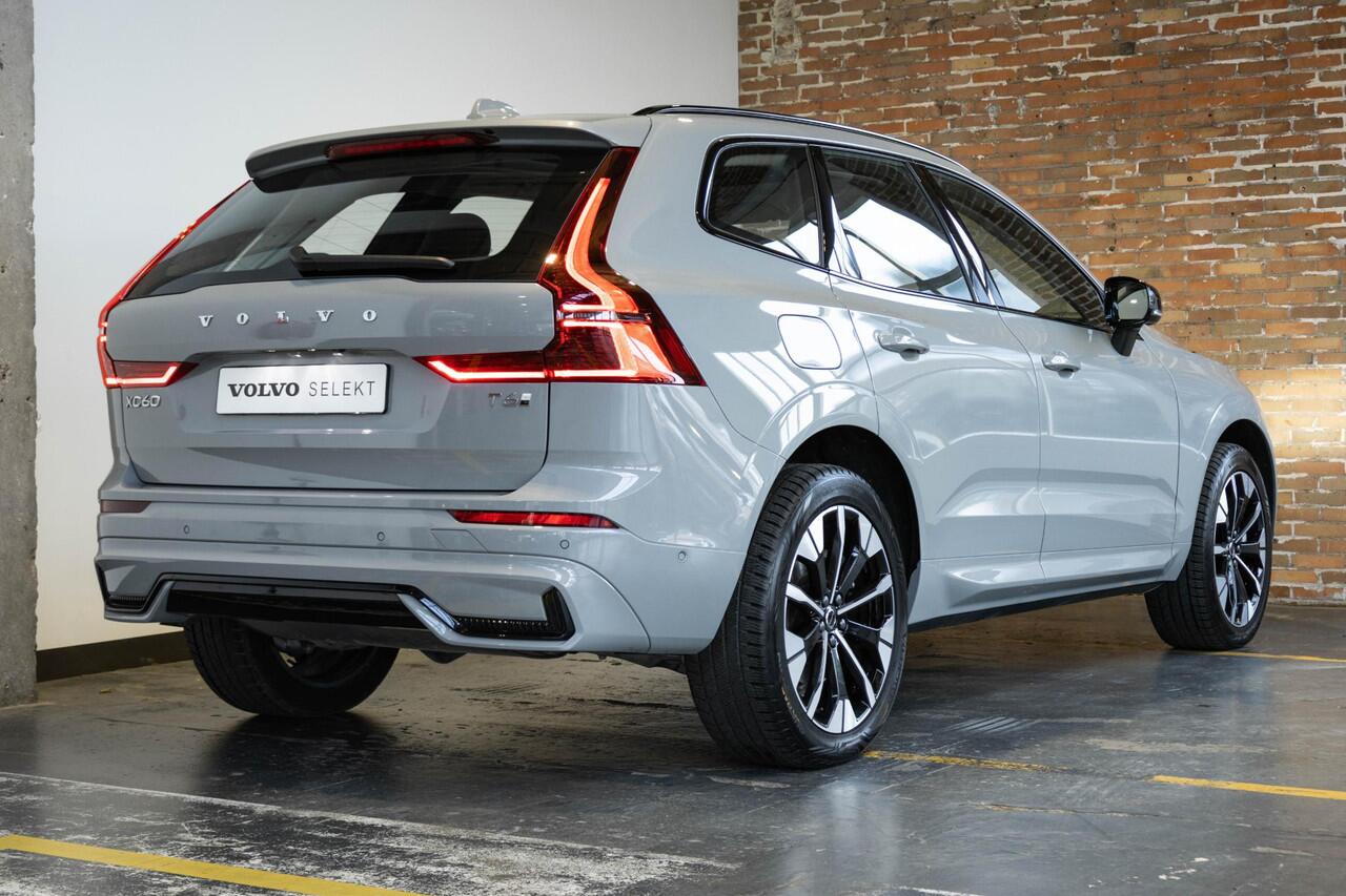 Volvo XC60 T6 Plug-in hybrid AWD Ultra Dark | Stoelverwarming | Electrische wegklapbare trekhaak | Head-Up Display | Adaptive Cruise Control | 360° Parkeercamera | Parkeersensoren voor + achter | Premium Audio by Harman Kardon